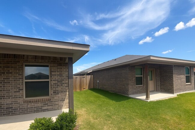 Building Photo - Modern 3-Bedroom Single-Story Home with St...