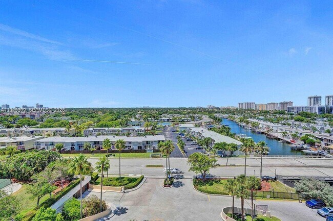 Building Photo - 2500 Parkview Dr