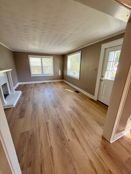 Building Photo - 1105 E 5th St