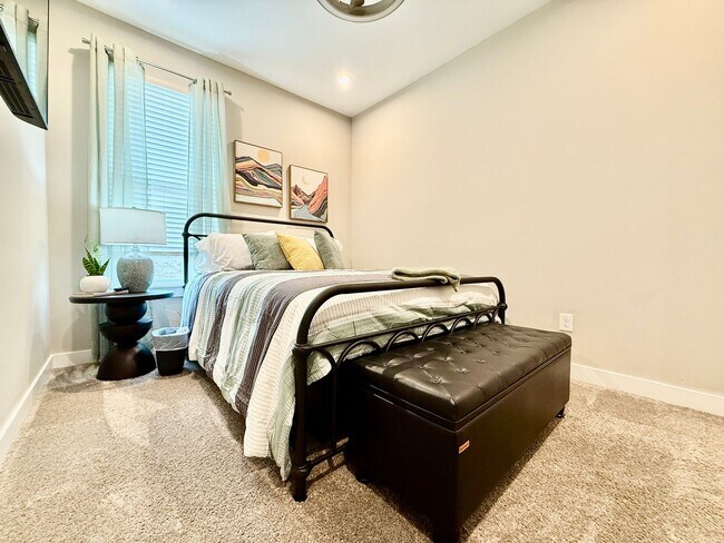 Building Photo - Central, luxury townhome in the heart of Liberty