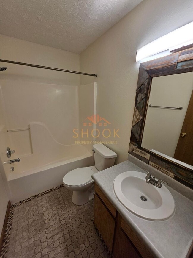 Building Photo - 3BR/2BA in East Side Lexington Farms!