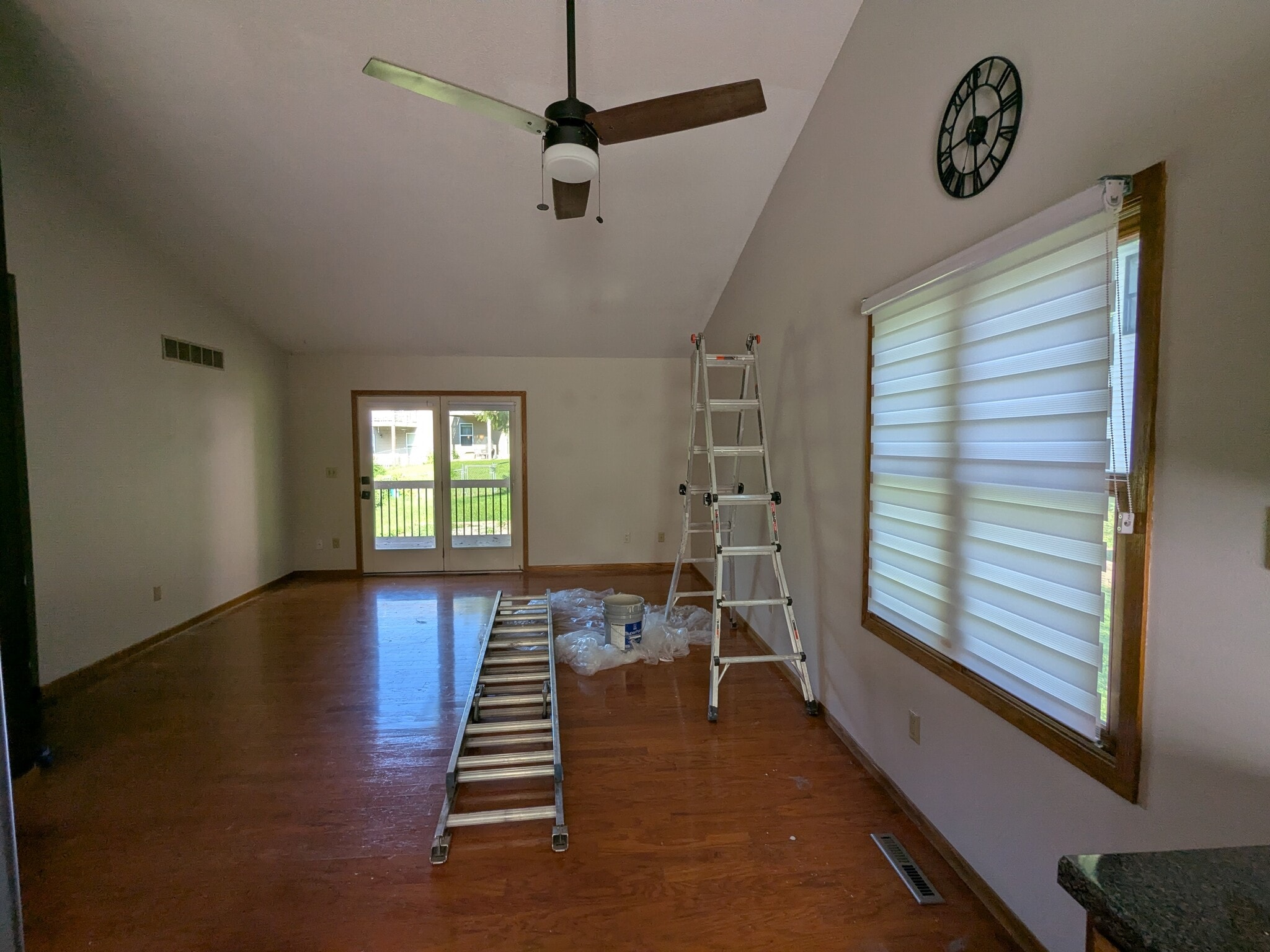 Building Photo - 2047 S Ridge Dr