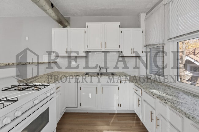 Building Photo - 3325 Victor Pl