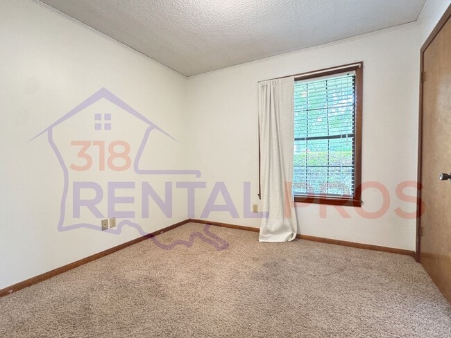 Building Photo - Beautiful Home with Large Backyard