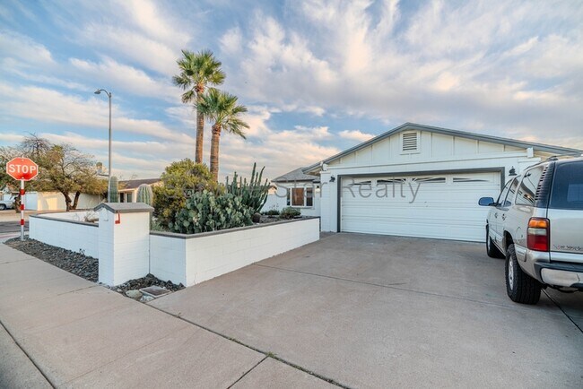 Building Photo - 2609 E Aster Dr