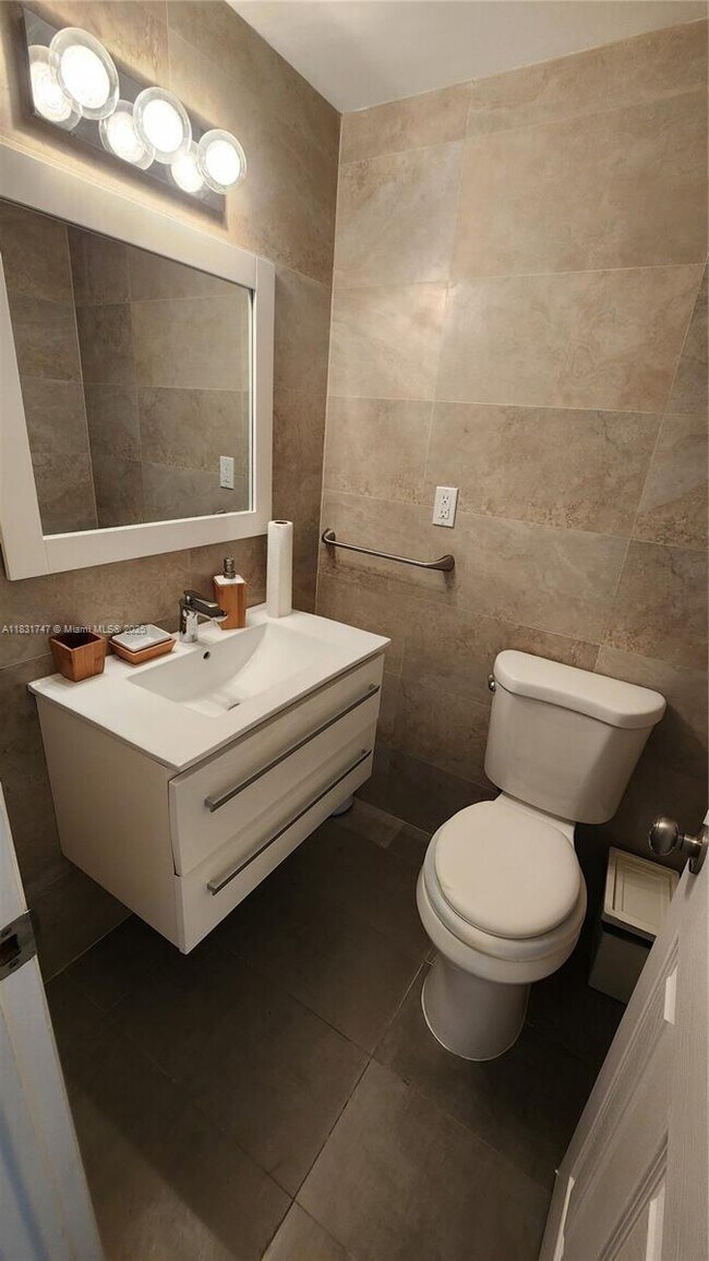 Building Photo - 500 Bayview Dr