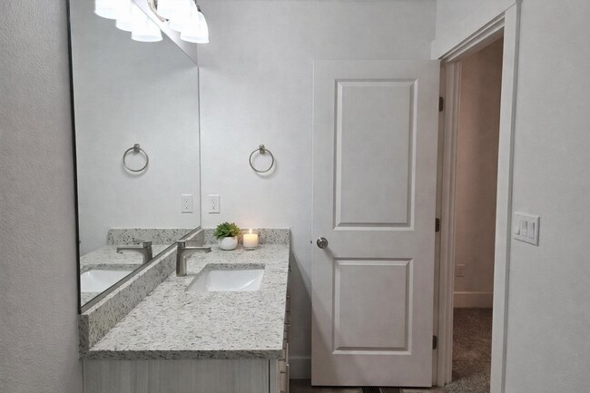 Building Photo - Brand-New Luxury |Townhomes Desirable Southridge Area!