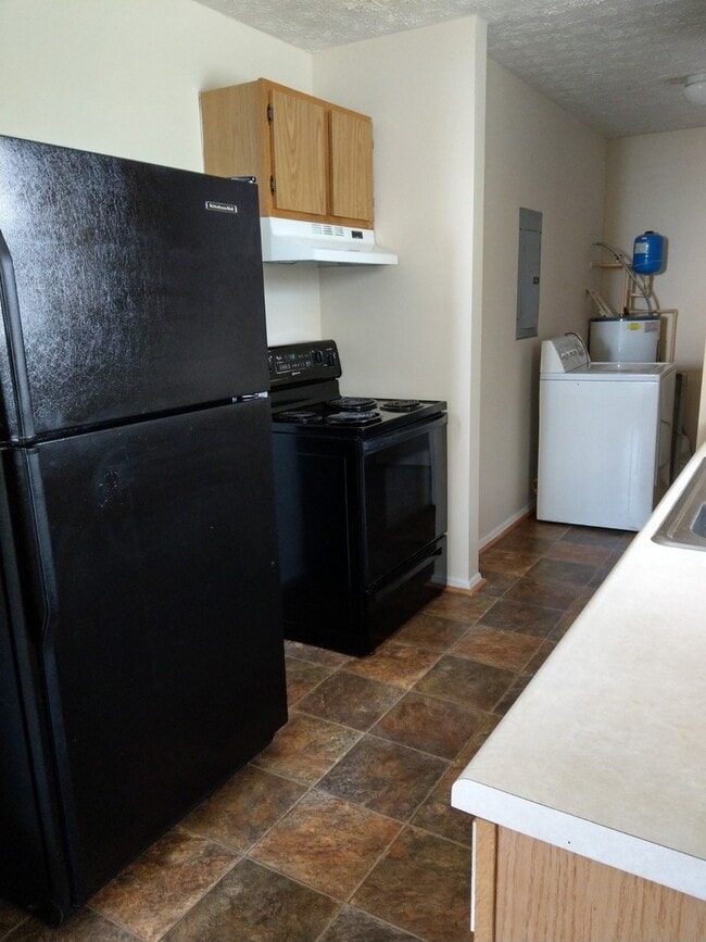 Building Photo - Move In Ready 3 Bedroom 2 Full Bath Home! ...