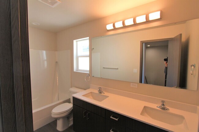 Building Photo - Modern design 3 bed, 2.5 bath duplex