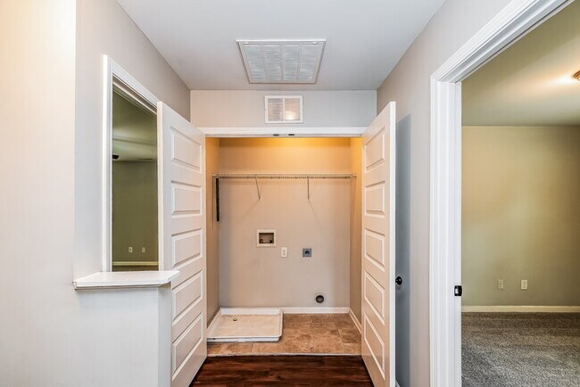 Building Photo - 246 Verrazano Pl