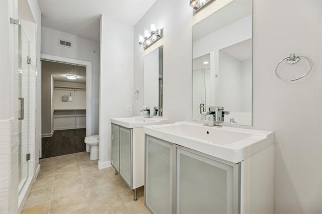 Building Photo - 4040 N Hall St