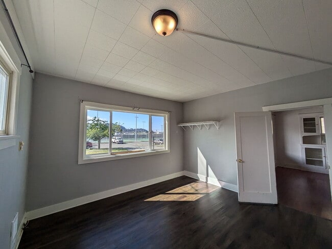 Building Photo - Across from Bellingham High | 5 Bed, 2 Bath Home | Minutes to Trader Joe's & I-5 | Pet Friendly |...