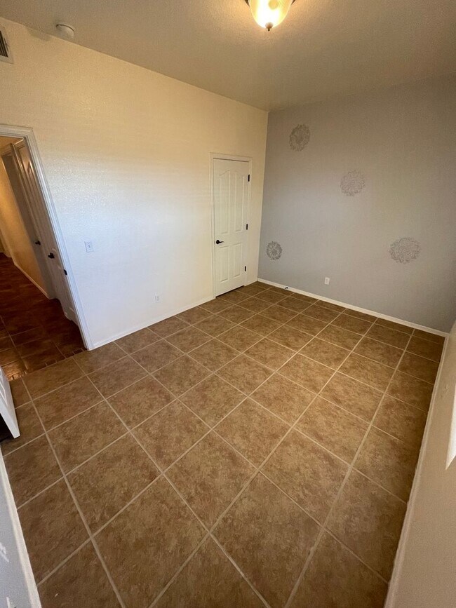 Building Photo - Lovely 4 Bedroom/2 Bath home in Parkhill E...