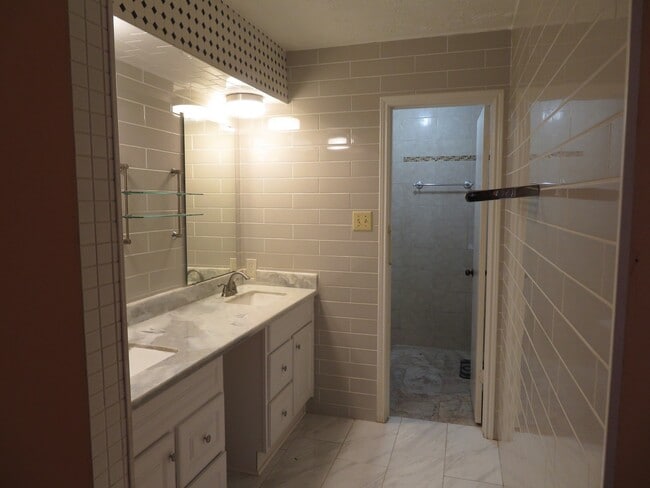 Building Photo - 12824 Westpark Dr