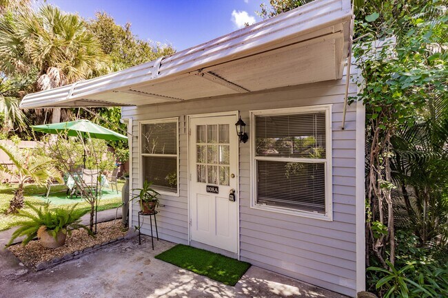 Building Photo - 808 N Palmway