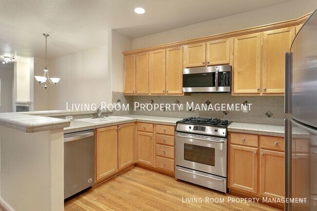 Building Photo - Large Private Townhouse in Johns Landing!