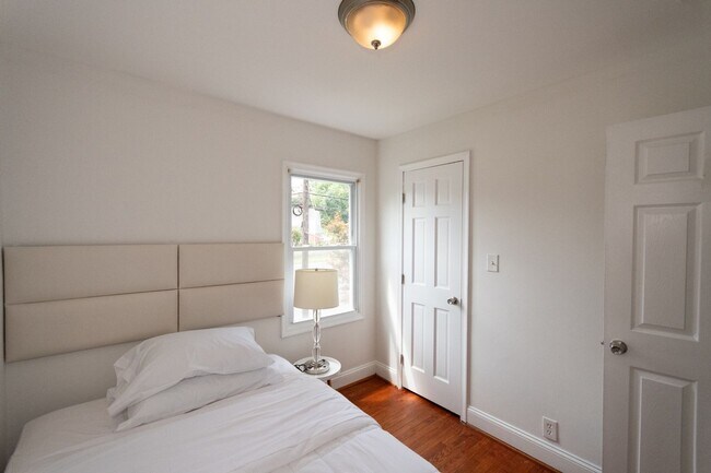 Building Photo - Spacious 5BR House in Takoma Park
