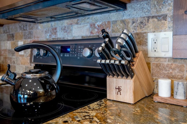 Building Photo - 1330 Larsen Ln