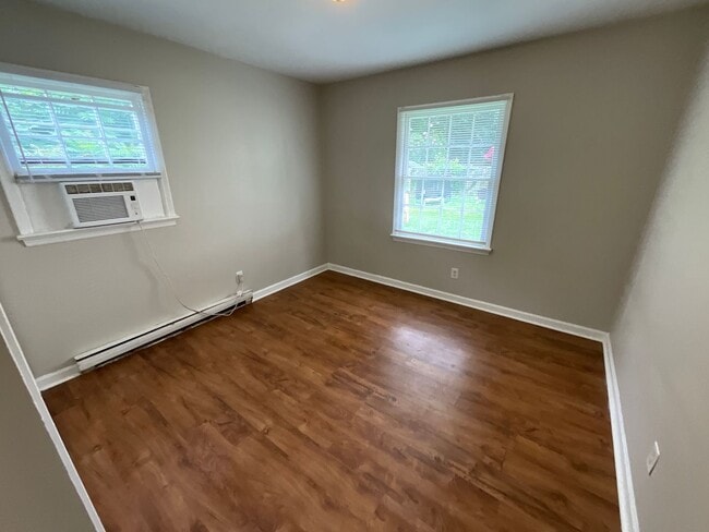 Building Photo - Charming Single Family Home - Convenient l...
