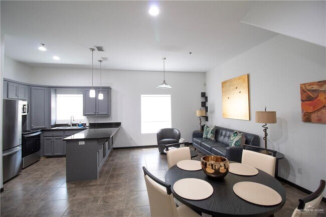 Building Photo - 18 W Daffodil Ave