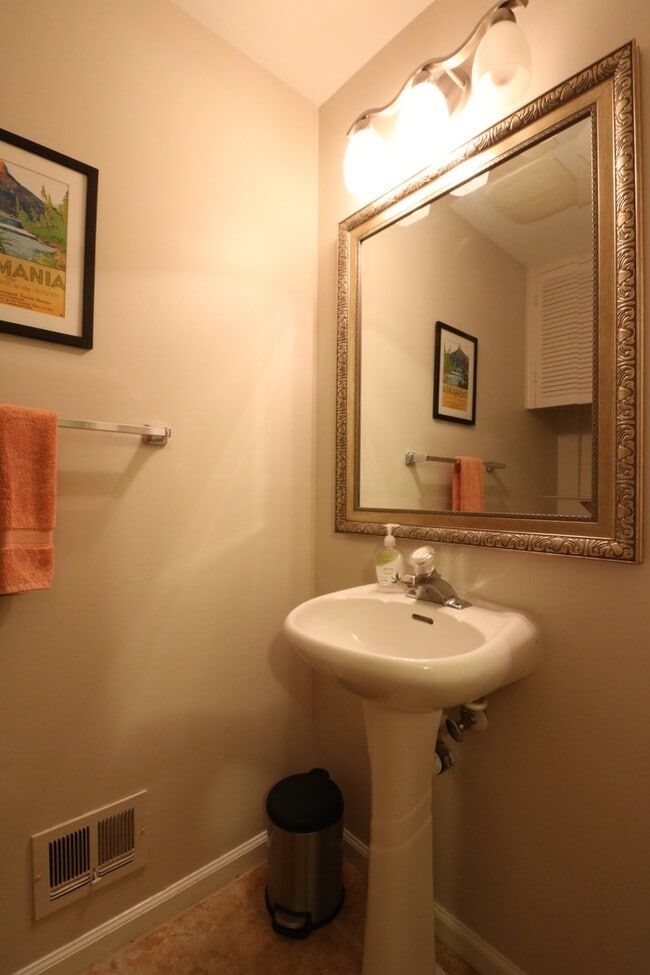 Building Photo - COMING SOON - 4Bed/2.5Bath Raised Rambler in Bannockburn near Glen Echo Park!