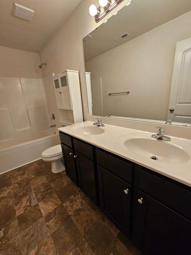 Building Photo - Townhome Close to the Beach!