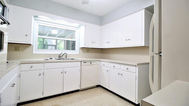 Building Photo - 1001 Brookside Dr