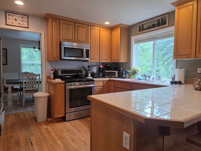 Building Photo - 3 Bedroom Craftsman Style Home in Convenie...