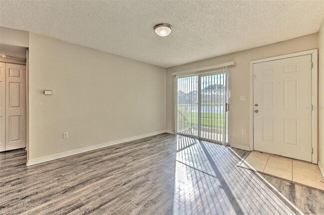 Building Photo - 308 Lake Parsons Green