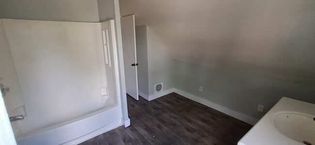 Building Photo - 3315 Mitchell Ave