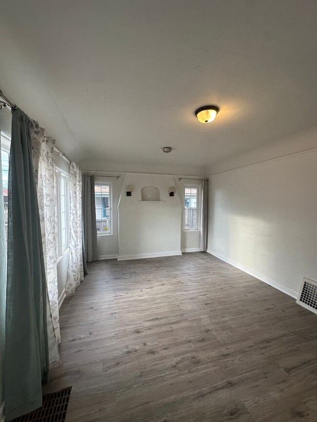Building Photo - Downtown Remodeled Kent Home with fenced yard!