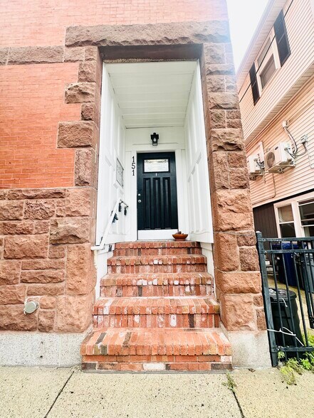 Primary Photo - 151 W 6th St