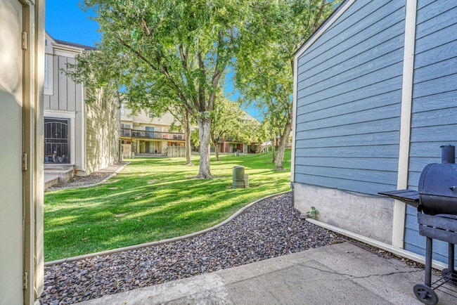 Building Photo - $1,465 - 2 Bed 1 Bath Townhome in Aurora with In Unit Laundry!