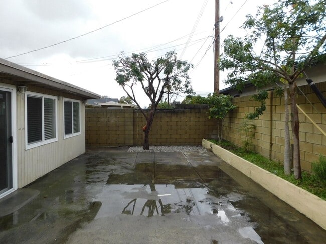 Building Photo - Spacious 5 Bed, 2 Bath one story house in the city of Orange.