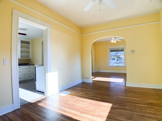 Building Photo - Adorable 3bdrm Home in Great Neighborhood! Lovely Yard!