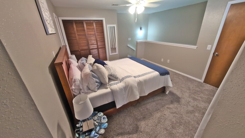 Building Photo - 1305 W Villa Maria Rd