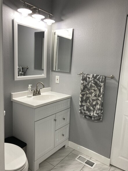 Main bath - 8033 S Garrison Way
