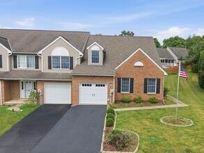 Building Photo - Beautiful 3 BR End Unit Townhouse in Summit Hills!