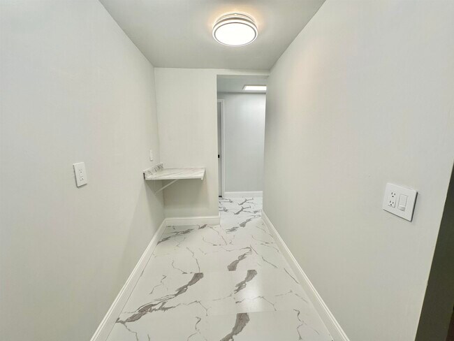 Building Photo - 21 N Kenosha Dr