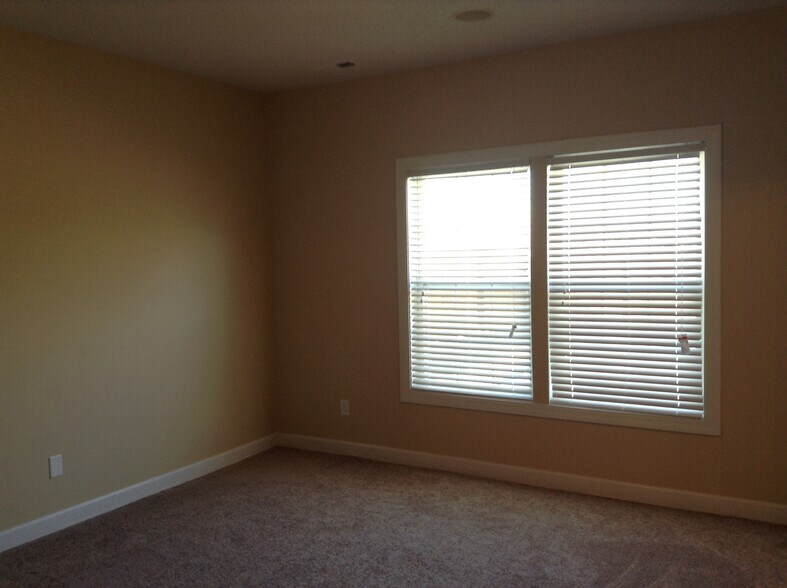 Building Photo - 9828 Rhodes Ln