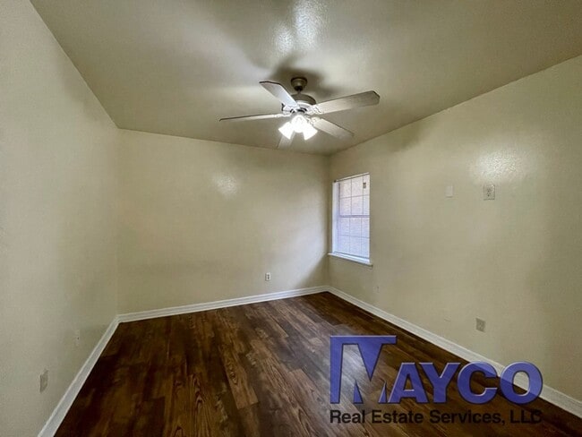 Building Photo - 2 bdrm 1 bth at Grand Oaks Apts.