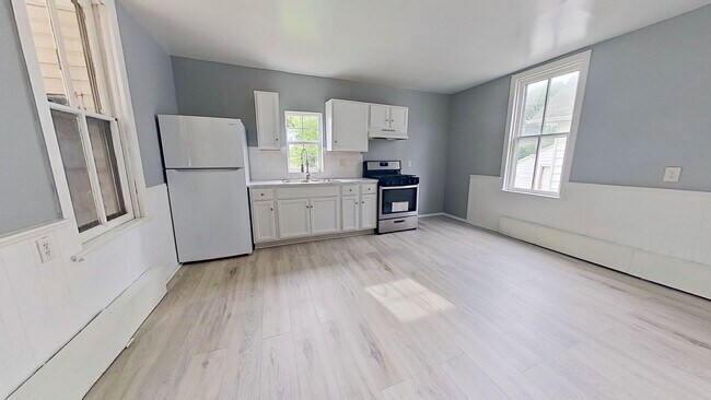 Building Photo - 1st Floor Apartment *MOVE IN SPECIAL*