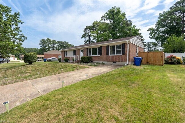 Building Photo - 1217 Lakeview Dr