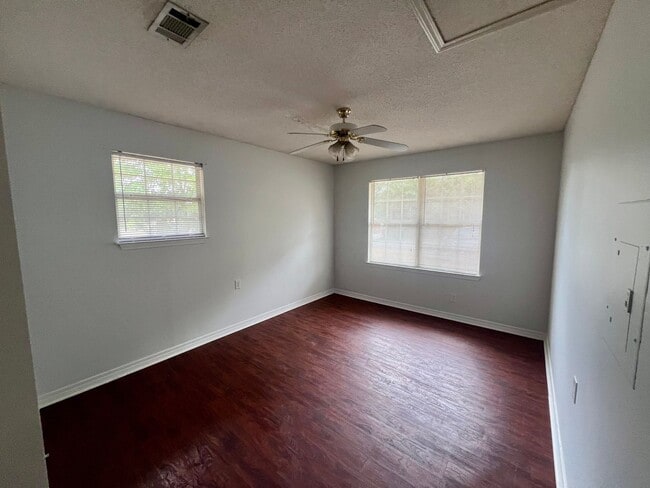 Building Photo - NICE 3B3/1BA - MINUTES FROM NAS WHITING FI...
