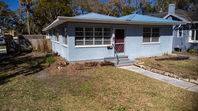 Building Photo - Charming 1950s 3/2