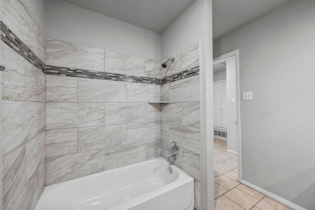 Building Photo - Two Bedroom Duplex For Rent in Cedar Hill.