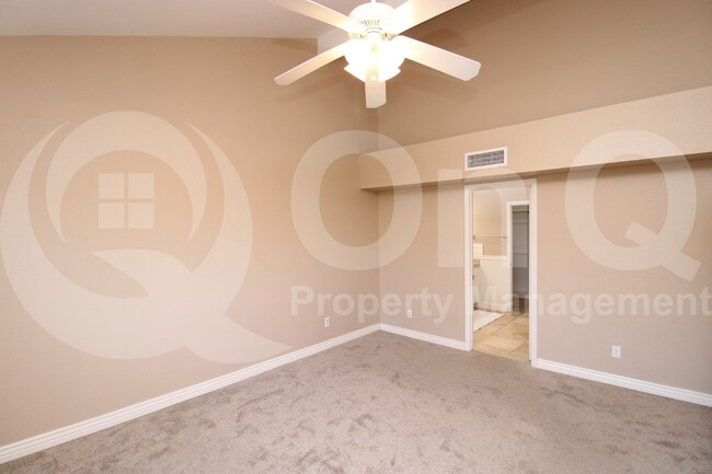 Building Photo - 11115 E Mercer Ln