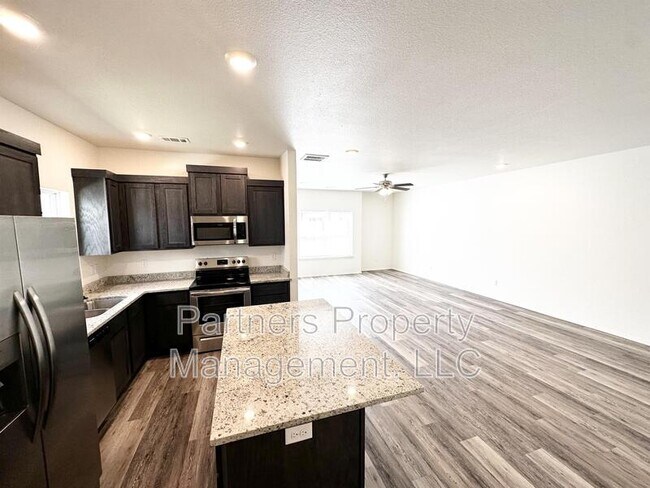 Building Photo - 875 S Amarillo Ave