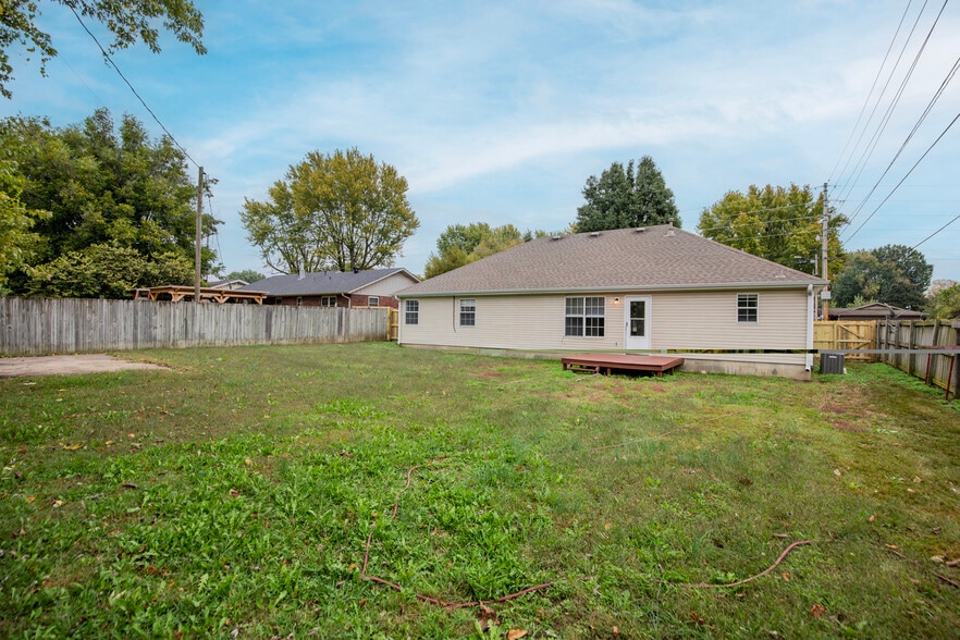 Building Photo - 215 Broyles St