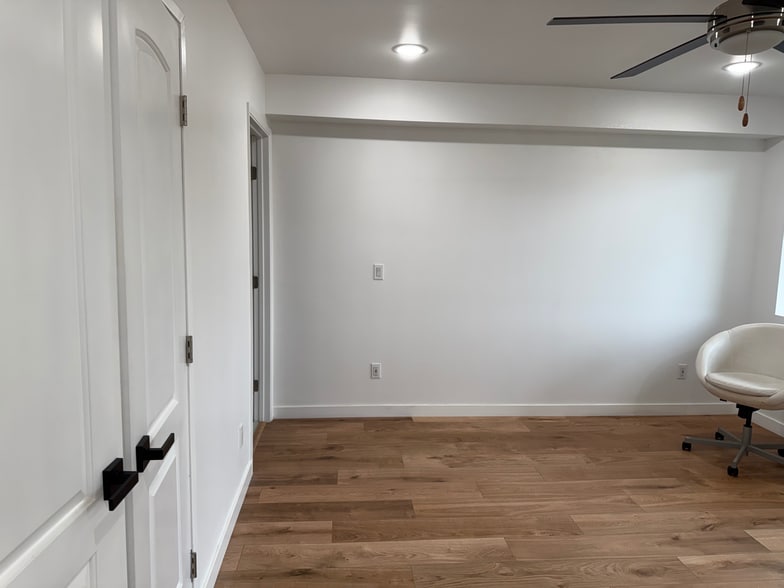 Large primary bedroom - 4253 Raynol St